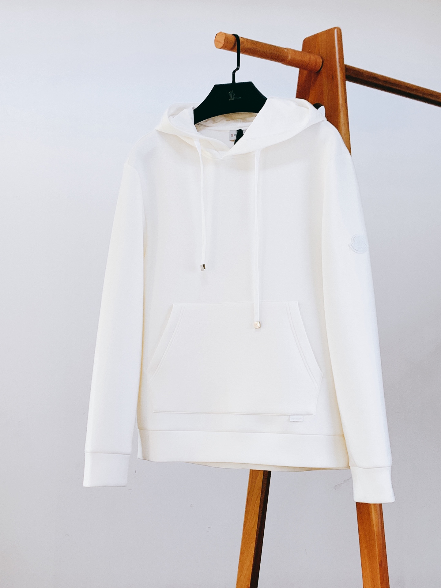 Moncler 蒙口 2026FW早秋新品 纯色太空棉连帽卫衣 高级永不过时的基础款,低调奢感拿捏。 高克重空气层面料, Moncler 蒙口 2026FW早秋新品 纯色太空棉连帽卫衣 高级永不过时的基础款,低调奢感拿捏。 高克重空气层面料,