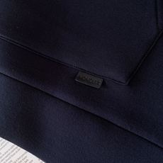 Moncler 蒙口 2026FW早秋新品 纯色太空棉连帽卫衣 高级永不过时的基础款,低调奢感拿捏。 高克重空气层面料, Moncler 蒙口 2026FW早秋新品 纯色太空棉连帽卫衣 高级永不过时的基础款,低调奢感拿捏。 高克重空气层面料,
