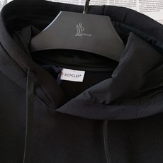 Moncler 蒙口 2026FW早秋新品 纯色太空棉连帽卫衣 高级永不过时的基础款,低调奢感拿捏。 高克重空气层面料, Moncler 蒙口 2026FW早秋新品 纯色太空棉连帽卫衣 高级永不过时的基础款,低调奢感拿捏。 高克重空气层面料,