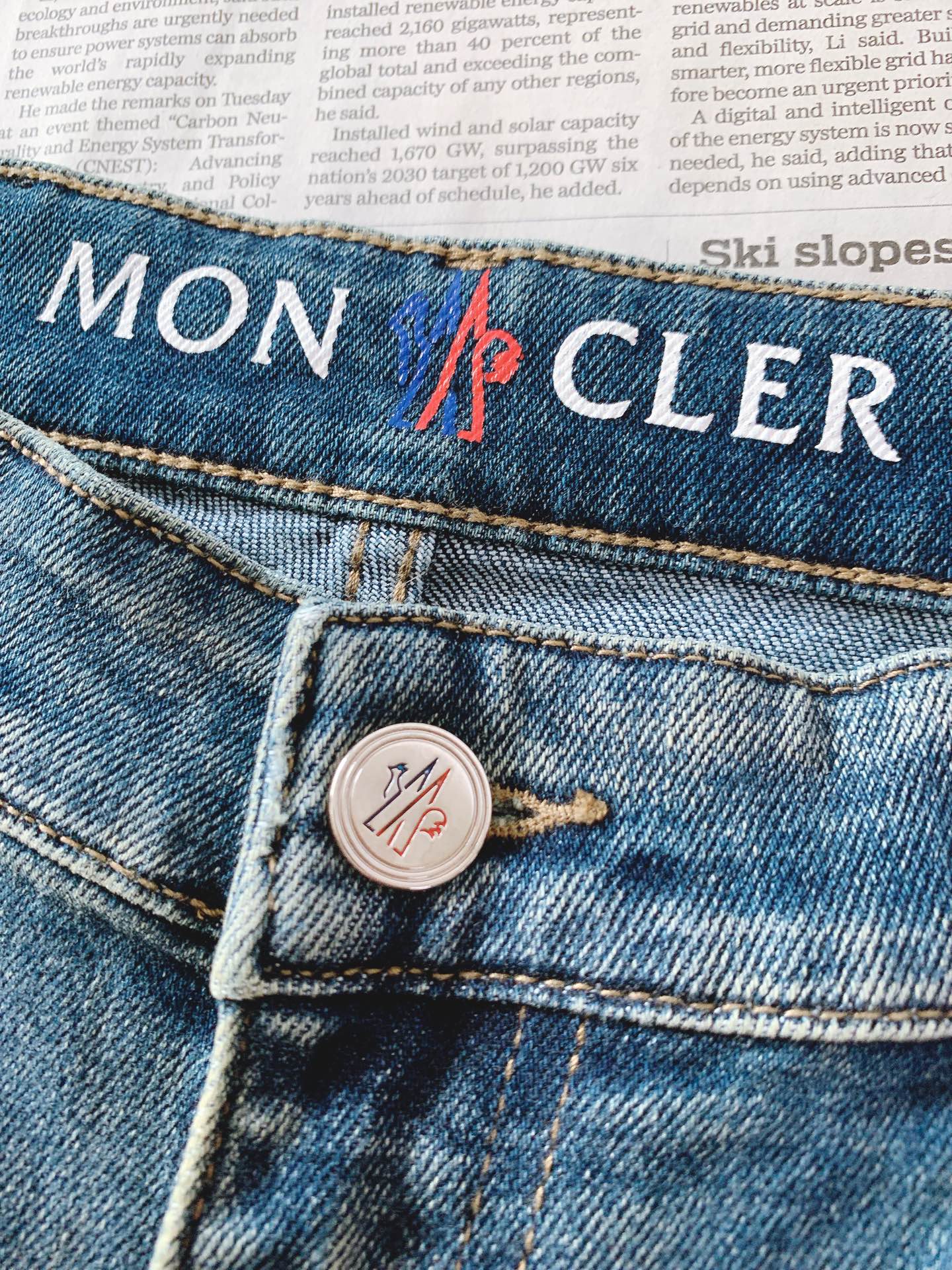 Moncler 蒙口 2026FW早秋新品 复古水洗直筒牛仔裤,精选高品质重磅牛仔布料,经过专业石洗做旧工艺,打造自然柔 Moncler 蒙口 2026FW早秋新品 复古水洗直筒牛仔裤,精选高品质重磅牛仔布料,经过专业石洗做旧工艺,打造自然柔