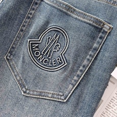 Moncler 蒙口 2026FW早秋新品 复古水洗直筒牛仔裤,精选高品质重磅牛仔布料,经过专业石洗做旧工艺,打造自然柔 Moncler 蒙口 2026FW早秋新品 复古水洗直筒牛仔裤,精选高品质重磅牛仔布料,经过专业石洗做旧工艺,打造自然柔