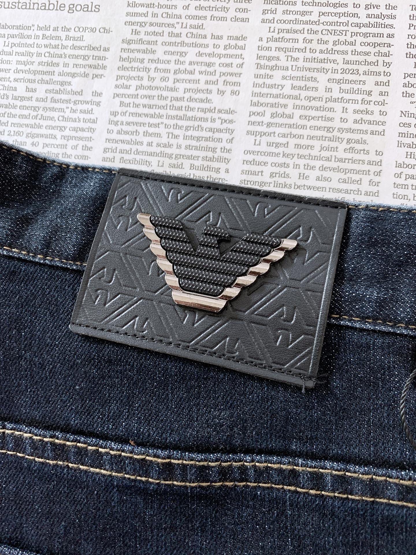 EmPorio Armani 阿玛尼 2026FW早秋新品  男士原色直筒牛仔裤，甄选高品质弹力原色牛仔面料，保留牛仔原