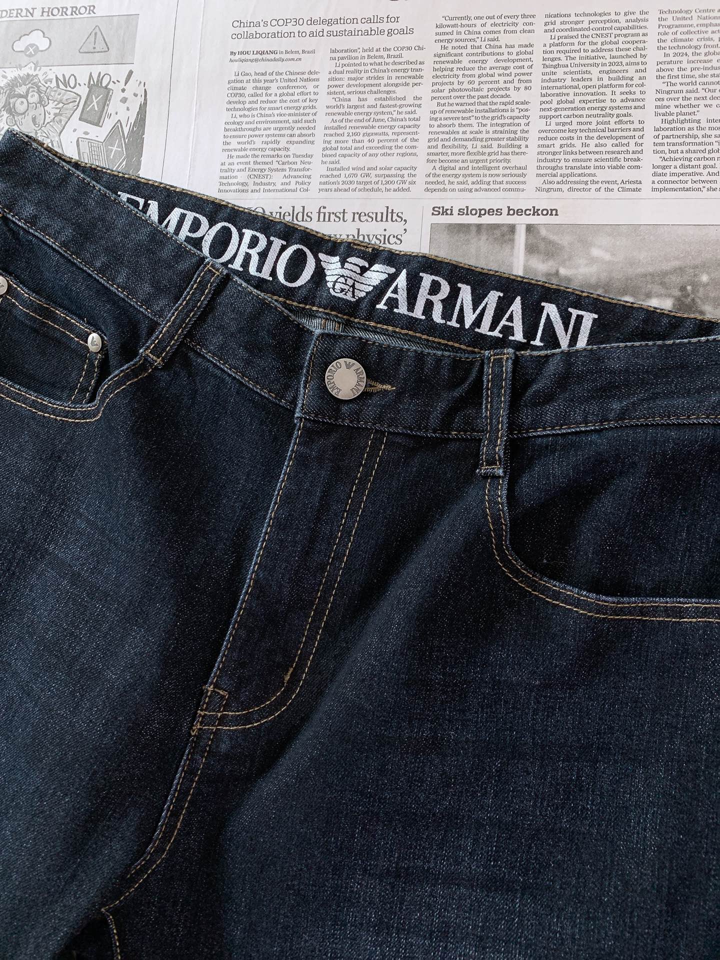 EmPorio Armani 阿玛尼 2026FW早秋新品  男士原色直筒牛仔裤，甄选高品质弹力原色牛仔面料，保留牛仔原