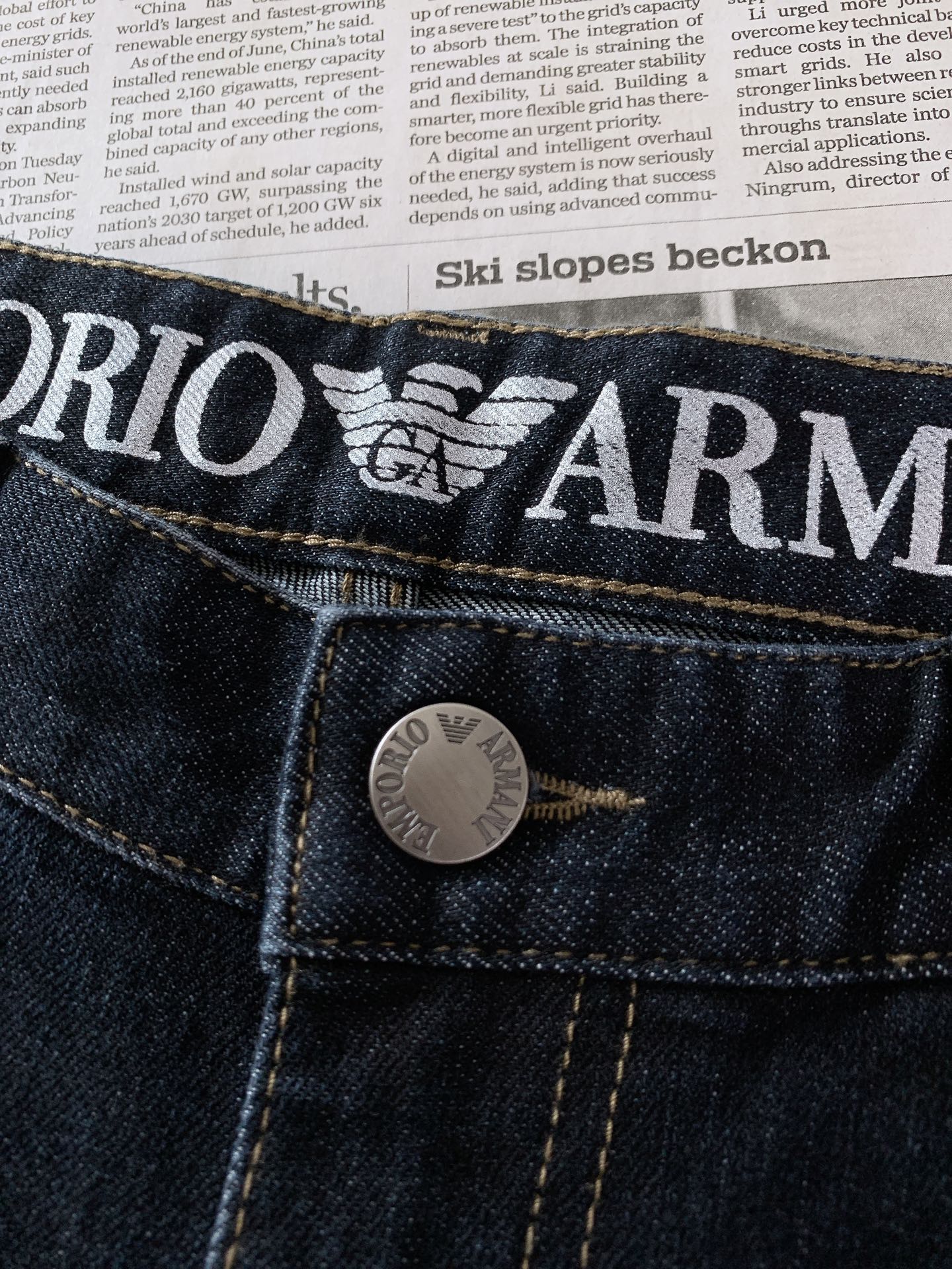 EmPorio Armani 阿玛尼 2026FW早秋新品  男士原色直筒牛仔裤，甄选高品质弹力原色牛仔面料，保留牛仔原
