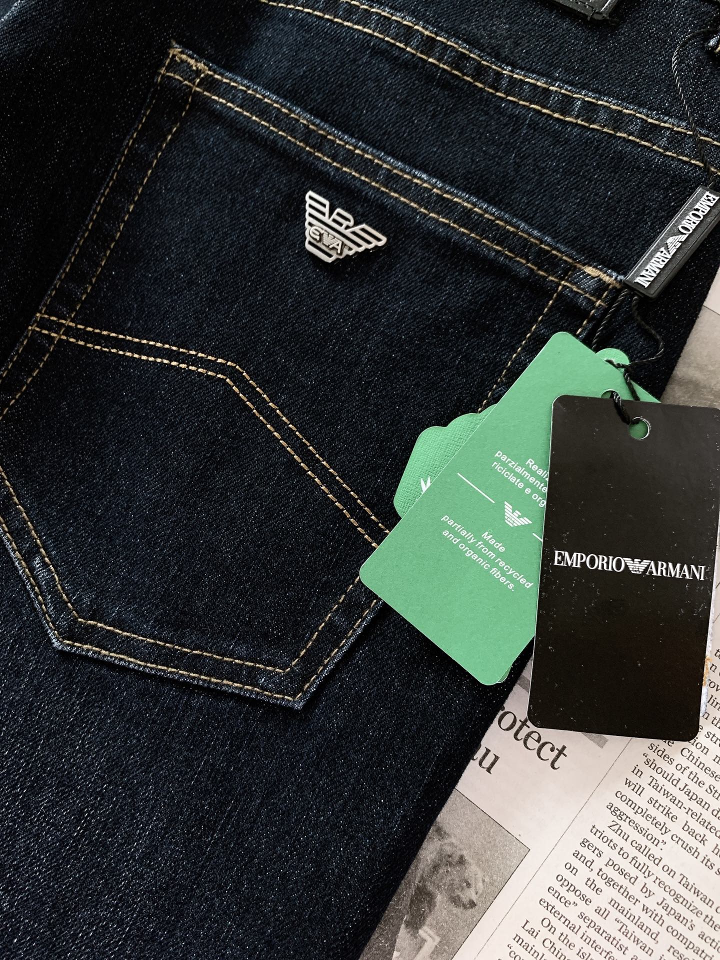 EmPorio Armani 阿玛尼 2026FW早秋新品  男士原色直筒牛仔裤，甄选高品质弹力原色牛仔面料，保留牛仔原