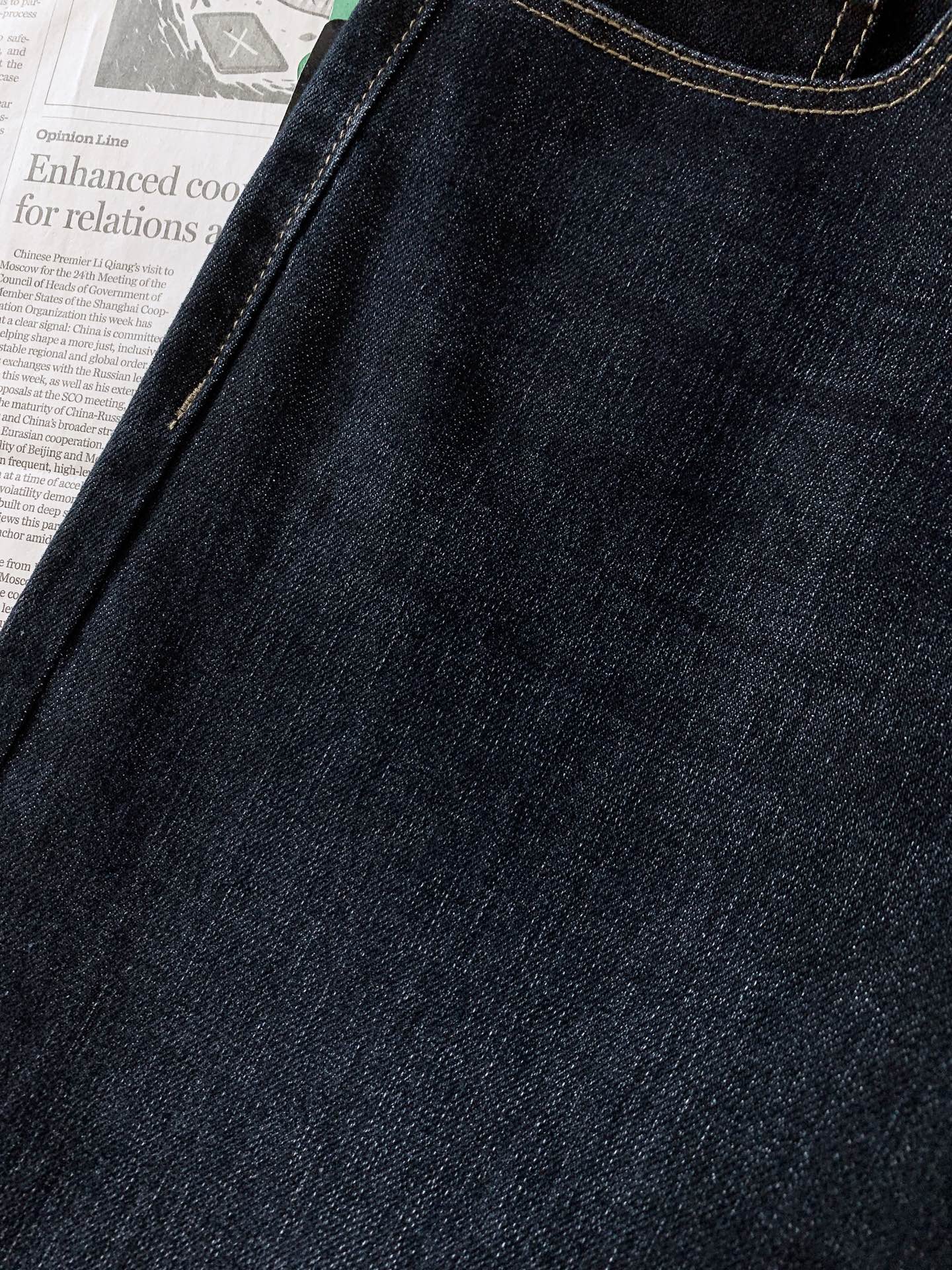 EmPorio Armani 阿玛尼 2026FW早秋新品  男士原色直筒牛仔裤，甄选高品质弹力原色牛仔面料，保留牛仔原