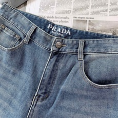 Prada 普拉达 2026FW早秋新品 复古水洗直筒牛仔裤,精选高品质重磅牛仔布料,怀旧石洗工艺打造出层次丰富的复古蓝 Prada 普拉达 2026FW早秋新品 复古水洗直筒牛仔裤,精选高品质重磅牛仔布料,怀旧石洗工艺打造出层次丰富的复古蓝
