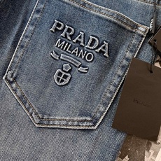 Prada 普拉达 2026FW早秋新品 复古水洗直筒牛仔裤,精选高品质重磅牛仔布料,怀旧石洗工艺打造出层次丰富的复古蓝 Prada 普拉达 2026FW早秋新品 复古水洗直筒牛仔裤,精选高品质重磅牛仔布料,怀旧石洗工艺打造出层次丰富的复古蓝