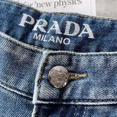 Prada 普拉达 2026FW早秋新品 复古水洗直筒牛仔裤,精选高品质重磅牛仔布料,怀旧石洗工艺打造出层次丰富的复古蓝 Prada 普拉达 2026FW早秋新品 复古水洗直筒牛仔裤,精选高品质重磅牛仔布料,怀旧石洗工艺打造出层次丰富的复古蓝