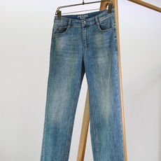 Prada 普拉达 2026FW早秋新品 经典水洗直筒牛仔裤,甄选高品质牛仔布料,复古石洗做旧呈现自然柔和的浅蓝色调。直 Prada 普拉达 2026FW早秋新品 经典水洗直筒牛仔裤,甄选高品质牛仔布料,复古石洗做旧呈现自然柔和的浅蓝色调。直