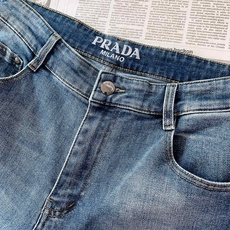 Prada 普拉达 2026FW早秋新品 经典水洗直筒牛仔裤,甄选高品质牛仔布料,复古石洗做旧呈现自然柔和的浅蓝色调。直 Prada 普拉达 2026FW早秋新品 经典水洗直筒牛仔裤,甄选高品质牛仔布料,复古石洗做旧呈现自然柔和的浅蓝色调。直