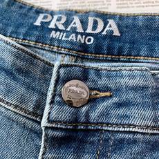 Prada 普拉达 2026FW早秋新品 经典水洗直筒牛仔裤,甄选高品质牛仔布料,复古石洗做旧呈现自然柔和的浅蓝色调。直 Prada 普拉达 2026FW早秋新品 经典水洗直筒牛仔裤,甄选高品质牛仔布料,复古石洗做旧呈现自然柔和的浅蓝色调。直