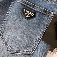 Prada 普拉达 2026FW早秋新品 经典水洗直筒牛仔裤,甄选高品质牛仔布料,复古石洗做旧呈现自然柔和的浅蓝色调。直 Prada 普拉达 2026FW早秋新品 经典水洗直筒牛仔裤,甄选高品质牛仔布料,复古石洗做旧呈现自然柔和的浅蓝色调。直