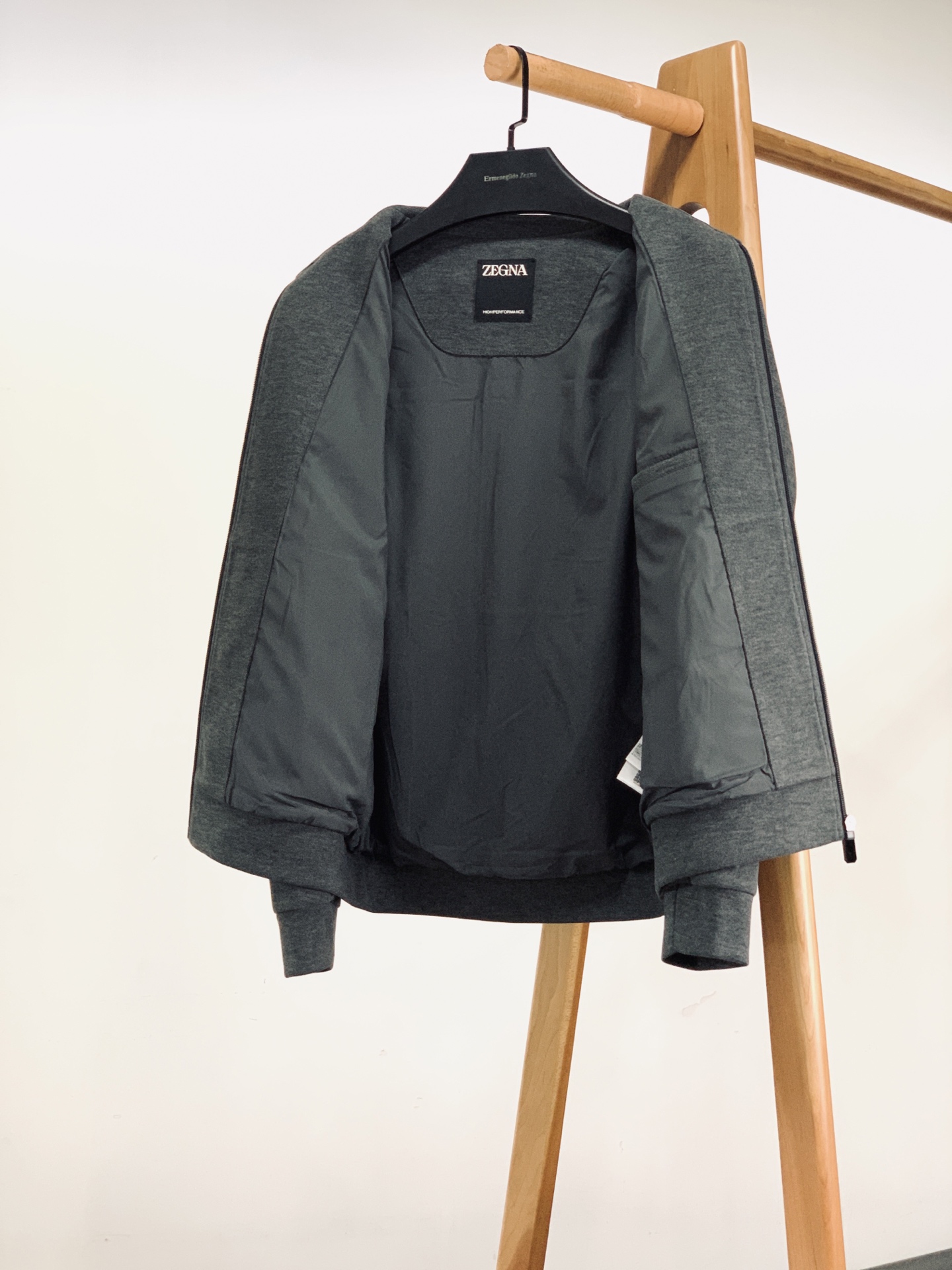 Ermenegildo Zegna 杰尼亚 2026FW早秋新品  翻领羊毛夹克外套🥼甄选高克重羊毛混纺高性能面料，触感
