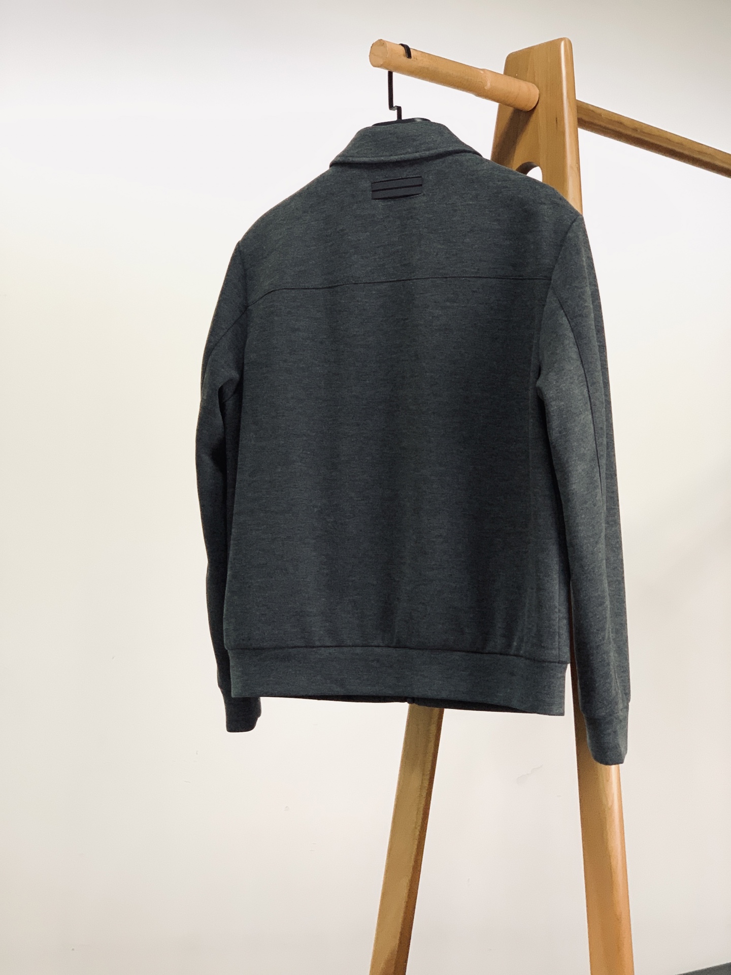 Ermenegildo Zegna 杰尼亚 2026FW早秋新品  翻领羊毛夹克外套🥼甄选高克重羊毛混纺高性能面料，触感