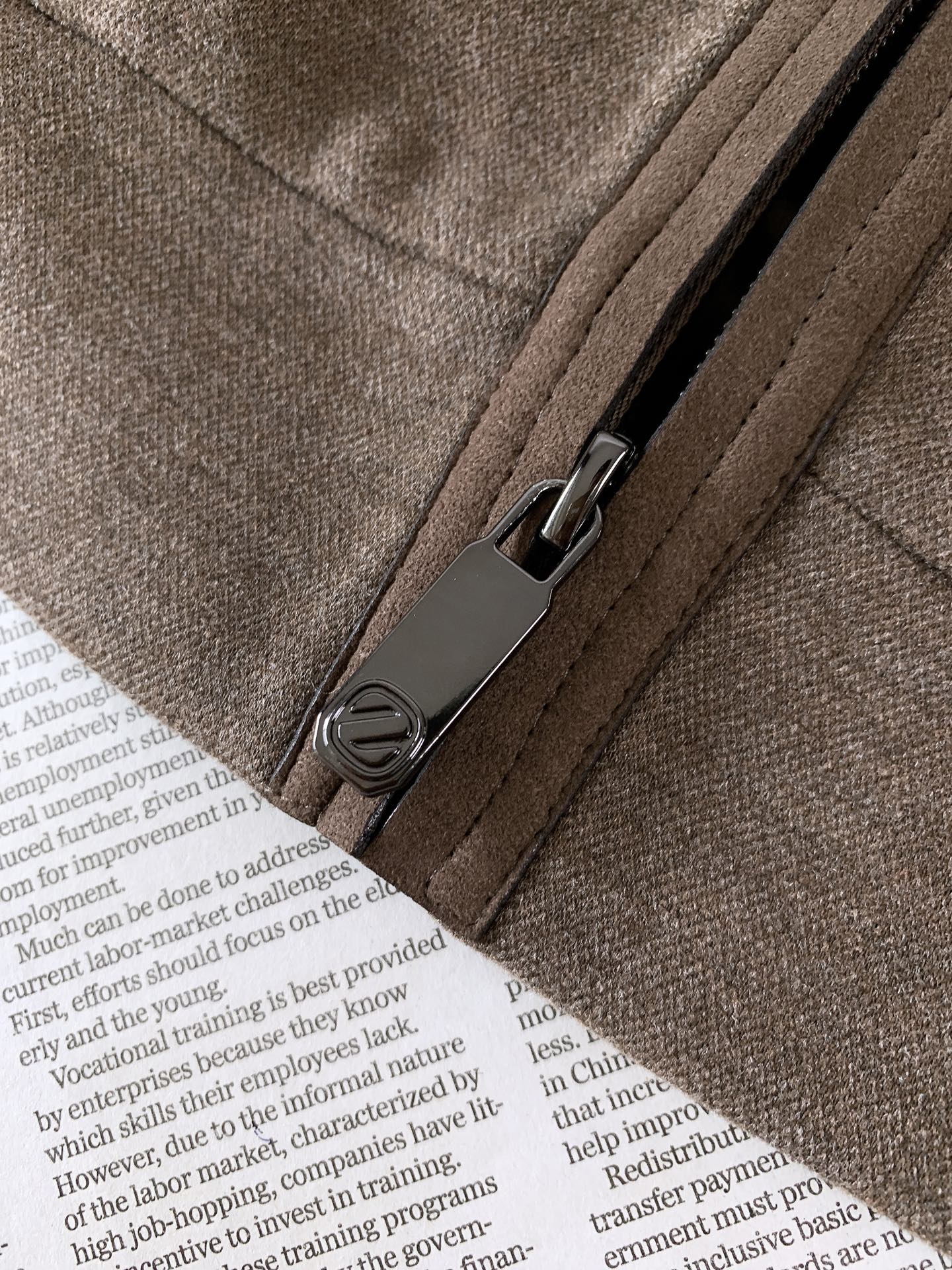 Ermenegildo Zegna 杰尼亚 2026FW早秋新品  翻领羊毛夹克外套🥼甄选高克重羊毛混纺高性能面料，触感