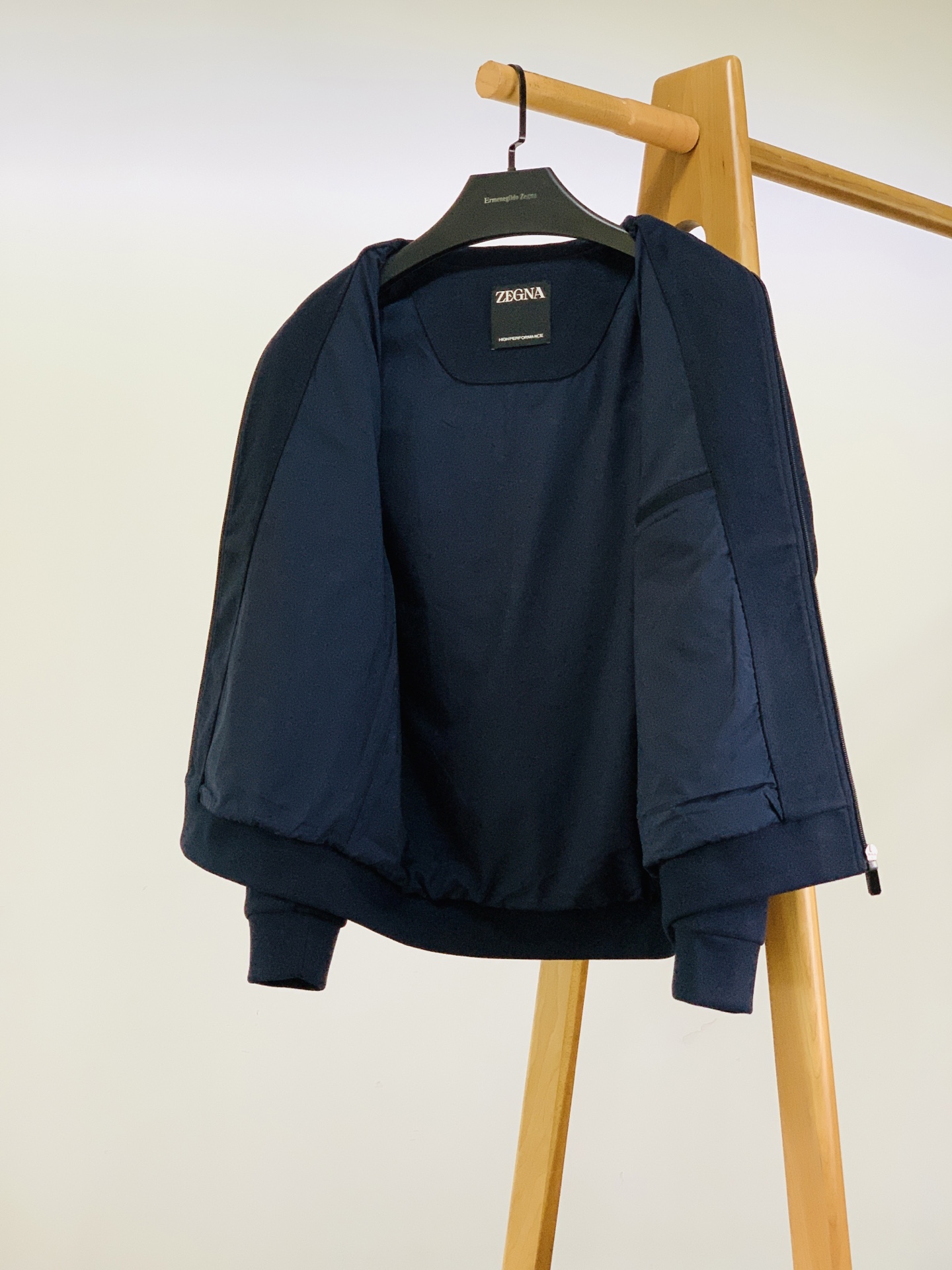Ermenegildo Zegna 杰尼亚 2026FW早秋新品  翻领羊毛夹克外套🥼甄选高克重羊毛混纺高性能面料，触感