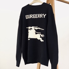 Burberry 巴宝莉 战马提花圆领毛衣🧥 甄选厚实重磅针织纱线,纱线细腻软糯,针织肌理清晰饱满,上手垂坠感十足。面料 Burberry 巴宝莉 战马提花圆领毛衣🧥 甄选厚实重磅针织纱线,纱线细腻软糯,针织肌理清晰饱满,上手垂坠感十足。面料