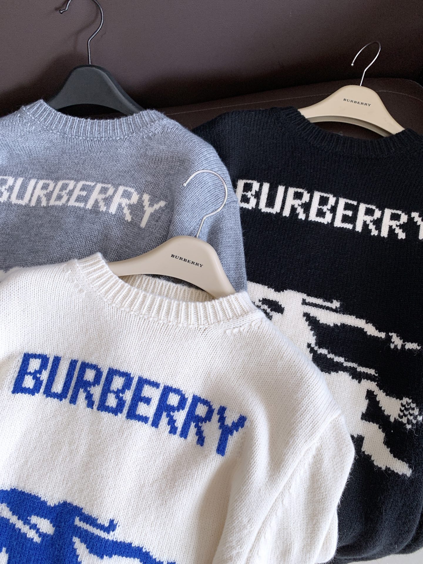 Burberry 巴宝莉 战马提花圆领毛衣🧥 甄选厚实重磅针织纱线，纱线细腻软糯，针织肌理清晰饱满，上手垂坠感十足。面料