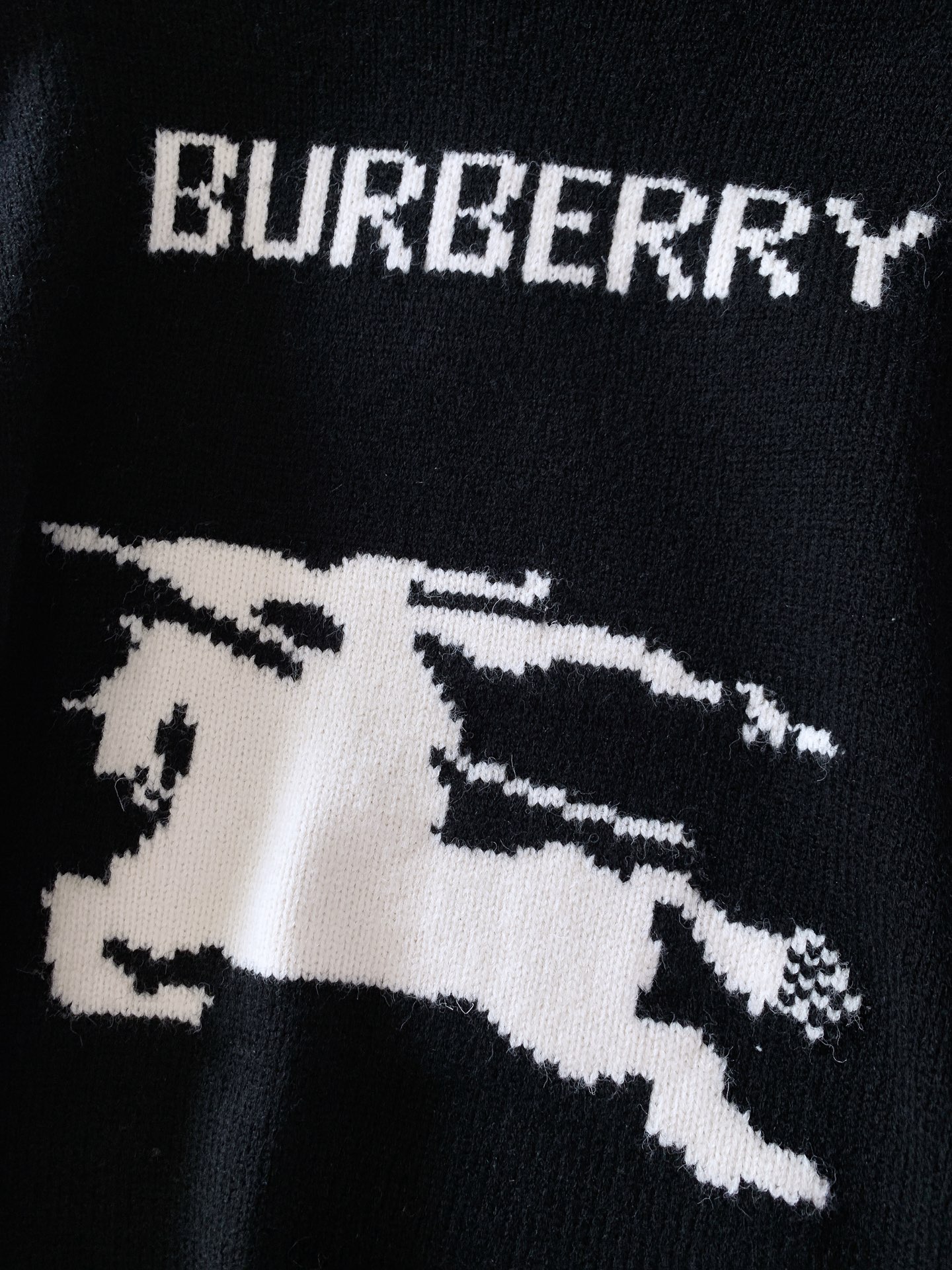 Burberry 巴宝莉 战马提花圆领毛衣🧥 甄选厚实重磅针织纱线，纱线细腻软糯，针织肌理清晰饱满，上手垂坠感十足。面料