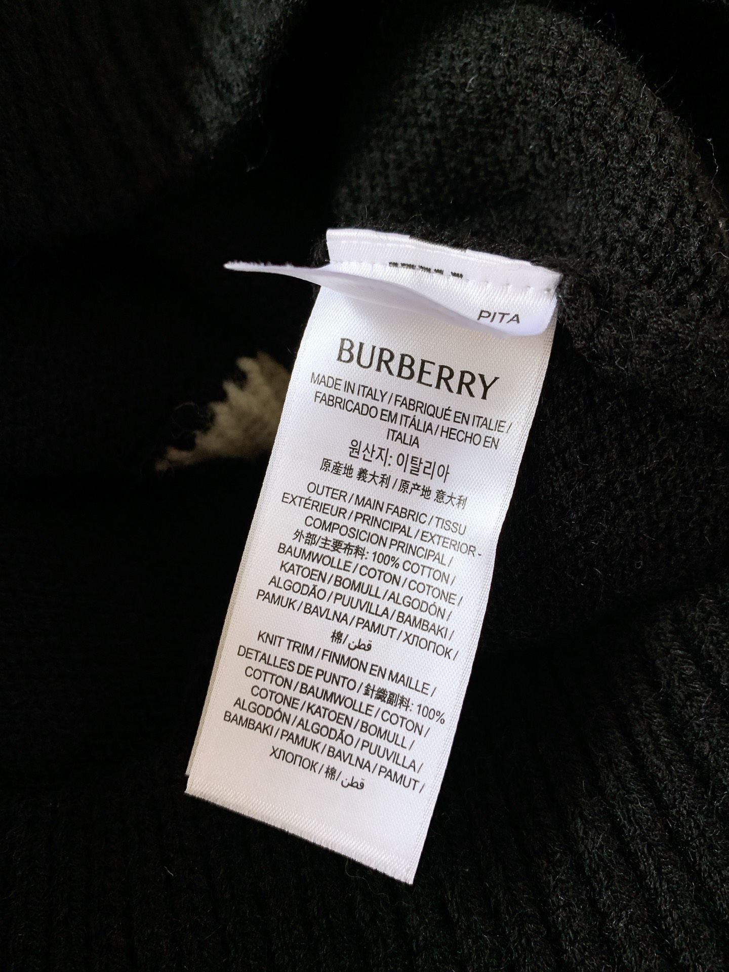 Burberry 巴宝莉 战马提花圆领毛衣🧥 甄选厚实重磅针织纱线，纱线细腻软糯，针织肌理清晰饱满，上手垂坠感十足。面料