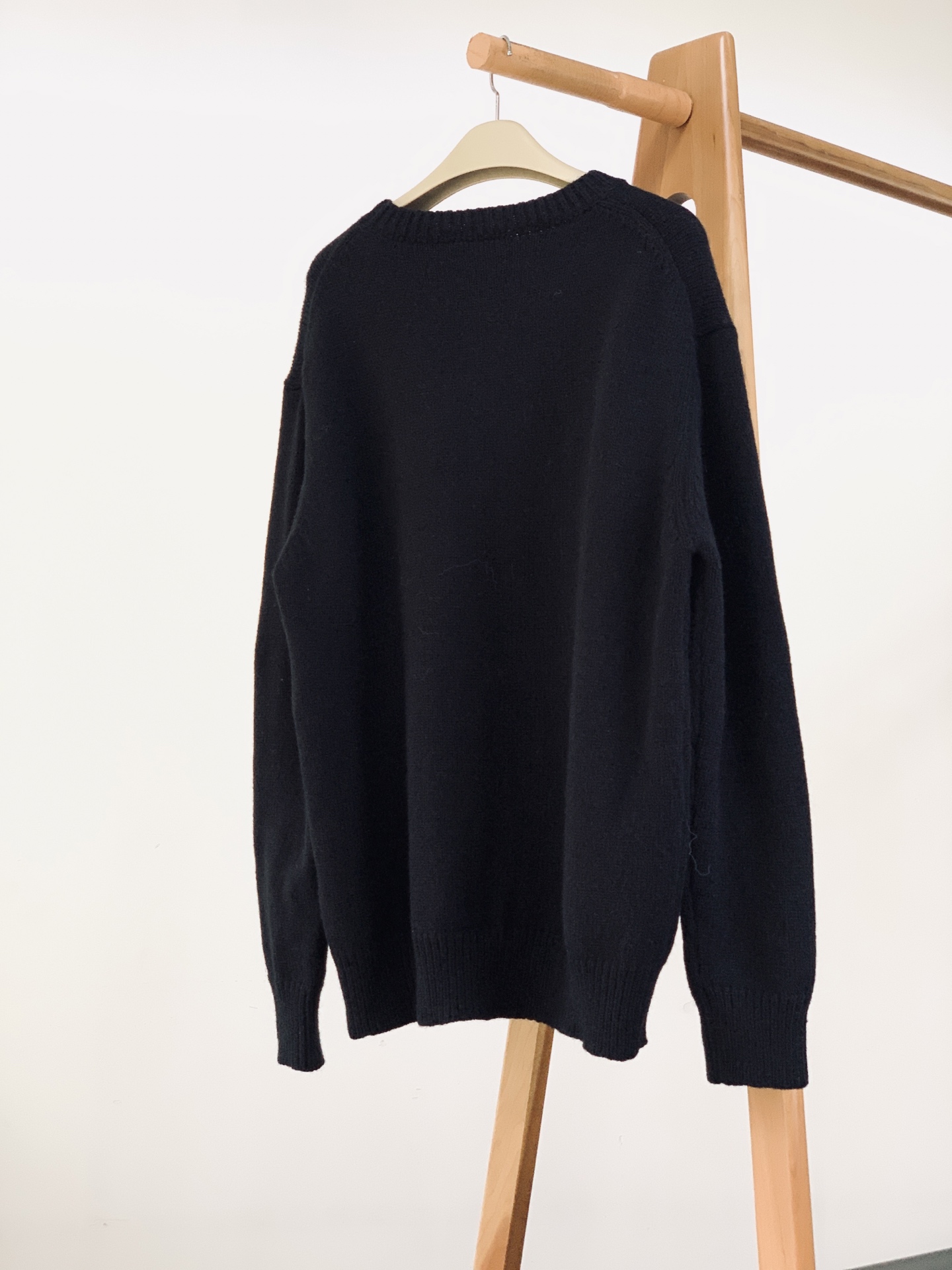 Burberry 巴宝莉 战马提花圆领毛衣🧥 甄选厚实重磅针织纱线，纱线细腻软糯，针织肌理清晰饱满，上手垂坠感十足。面料