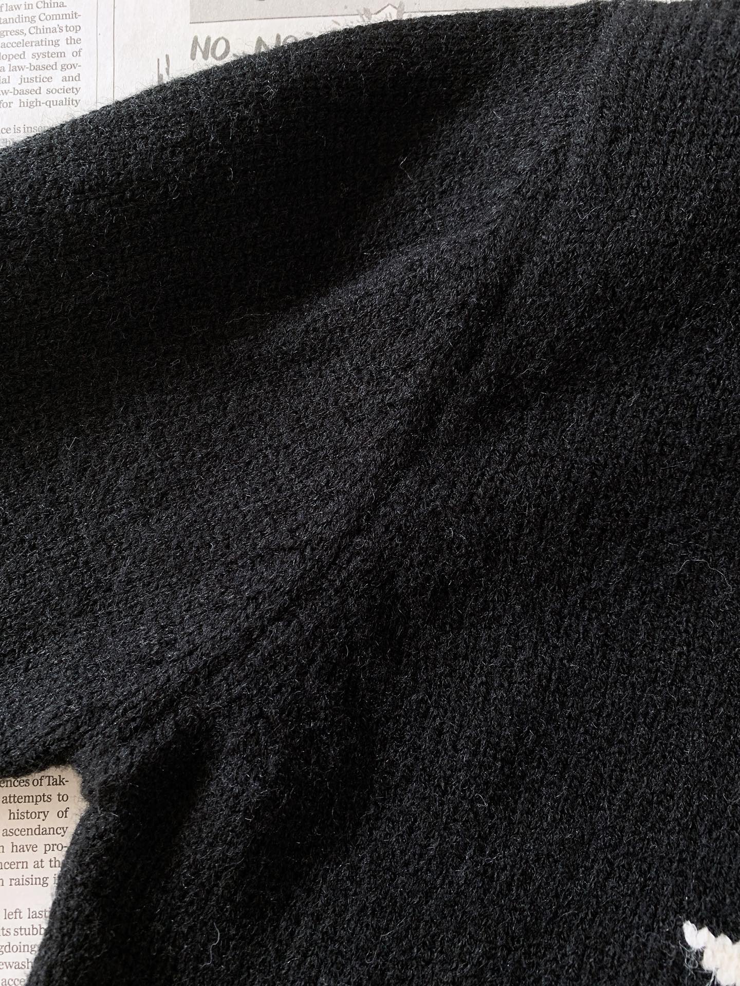 Burberry 巴宝莉 战马提花圆领毛衣🧥 甄选厚实重磅针织纱线，纱线细腻软糯，针织肌理清晰饱满，上手垂坠感十足。面料