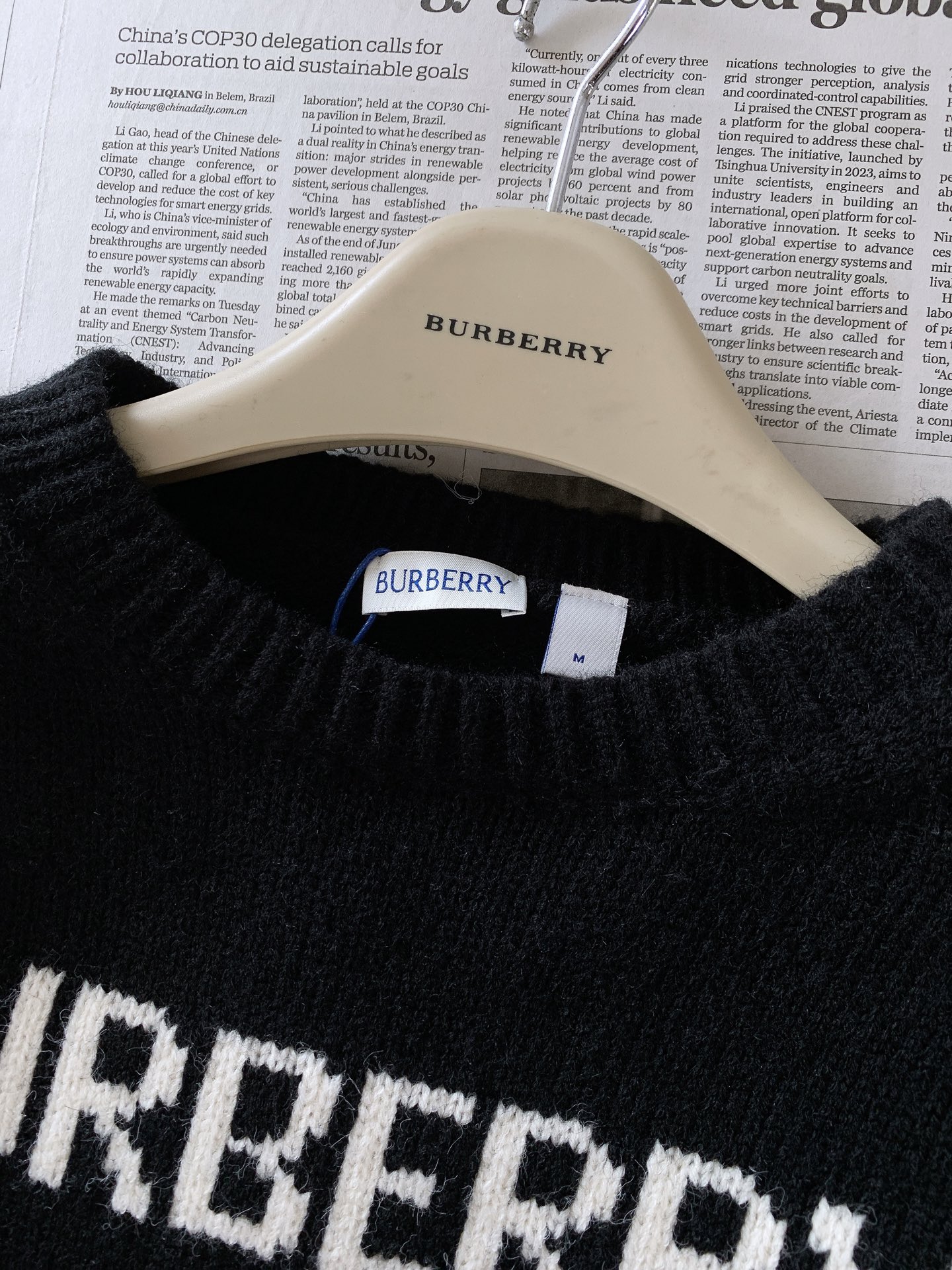 Burberry 巴宝莉 战马提花圆领毛衣🧥 甄选厚实重磅针织纱线，纱线细腻软糯，针织肌理清晰饱满，上手垂坠感十足。面料