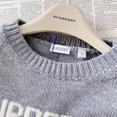Burberry 巴宝莉 战马提花圆领毛衣🧥 甄选厚实重磅针织纱线,纱线细腻软糯,针织肌理清晰饱满,上手垂坠感十足。面料 Burberry 巴宝莉 战马提花圆领毛衣🧥 甄选厚实重磅针织纱线,纱线细腻软糯,针织肌理清晰饱满,上手垂坠感十足。面料