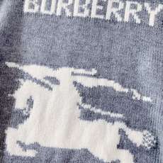 Burberry 巴宝莉 战马提花圆领毛衣🧥 甄选厚实重磅针织纱线,纱线细腻软糯,针织肌理清晰饱满,上手垂坠感十足。面料 Burberry 巴宝莉 战马提花圆领毛衣🧥 甄选厚实重磅针织纱线,纱线细腻软糯,针织肌理清晰饱满,上手垂坠感十足。面料