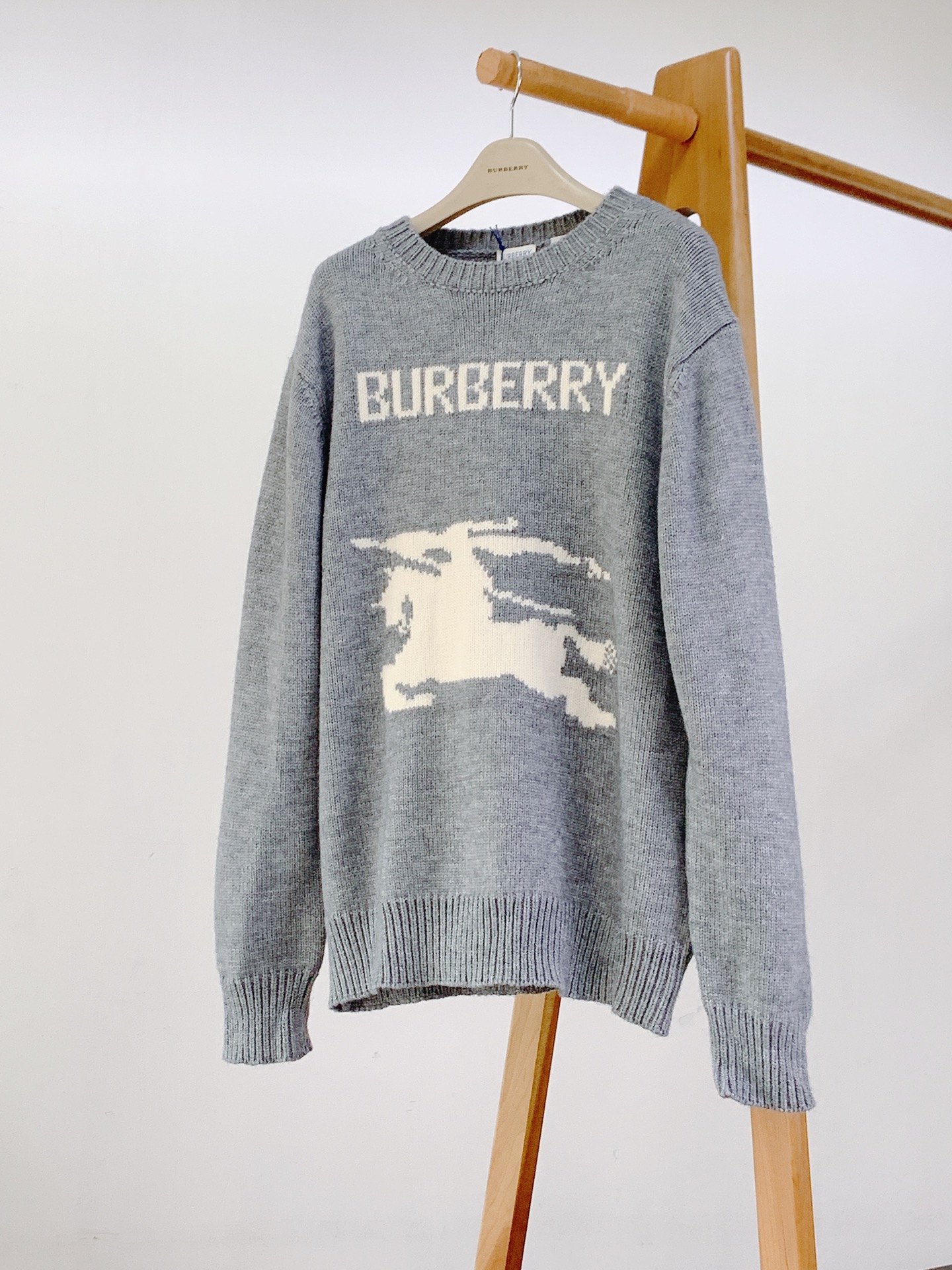 Burberry 巴宝莉 战马提花圆领毛衣🧥 甄选厚实重磅针织纱线,纱线细腻软糯,针织肌理清晰饱满,上手垂坠感十足。面料 Burberry 巴宝莉 战马提花圆领毛衣🧥 甄选厚实重磅针织纱线,纱线细腻软糯,针织肌理清晰饱满,上手垂坠感十足。面料