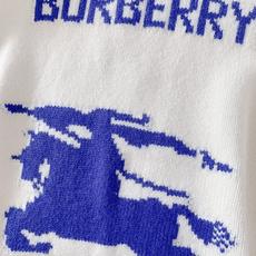 Burberry 巴宝莉 战马提花圆领毛衣🧥 甄选厚实重磅针织纱线,纱线细腻软糯,针织肌理清晰饱满,上手垂坠感十足。面料 Burberry 巴宝莉 战马提花圆领毛衣🧥 甄选厚实重磅针织纱线,纱线细腻软糯,针织肌理清晰饱满,上手垂坠感十足。面料