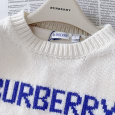 Burberry 巴宝莉 战马提花圆领毛衣🧥 甄选厚实重磅针织纱线,纱线细腻软糯,针织肌理清晰饱满,上手垂坠感十足。面料 Burberry 巴宝莉 战马提花圆领毛衣🧥 甄选厚实重磅针织纱线,纱线细腻软糯,针织肌理清晰饱满,上手垂坠感十足。面料