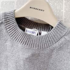 Burberry 巴宝莉 刺绣圆领针织衫🥼 100%棉针织料子,手感软糯细腻,织工扎实。圆领罗纹领型,肩部特色明线工艺, Burberry 巴宝莉 刺绣圆领针织衫🥼 100%棉针织料子,手感软糯细腻,织工扎实。圆领罗纹领型,肩部特色明线工艺,