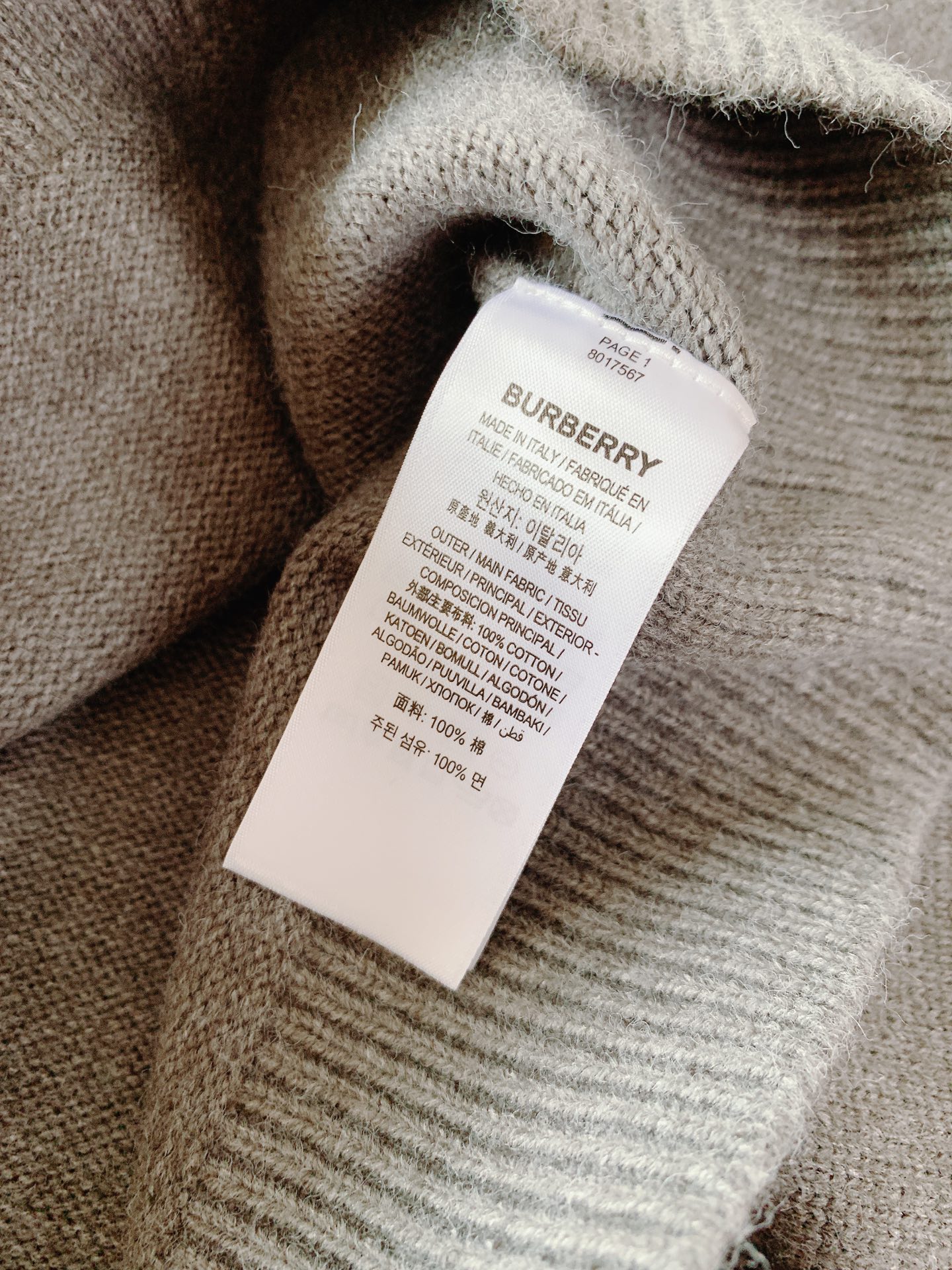 Burberry 巴宝莉 刺绣圆领针织衫🥼 100%棉针织料子,手感软糯细腻,织工扎实。圆领罗纹领型,肩部特色明线工艺, Burberry 巴宝莉 刺绣圆领针织衫🥼 100%棉针织料子,手感软糯细腻,织工扎实。圆领罗纹领型,肩部特色明线工艺,