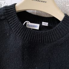 Burberry 巴宝莉 刺绣圆领针织衫🥼 100%棉针织料子,手感软糯细腻,织工扎实。圆领罗纹领型,肩部特色明线工艺, Burberry 巴宝莉 刺绣圆领针织衫🥼 100%棉针织料子,手感软糯细腻,织工扎实。圆领罗纹领型,肩部特色明线工艺,