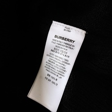 Burberry 巴宝莉 刺绣圆领针织衫🥼 100%棉针织料子,手感软糯细腻,织工扎实。圆领罗纹领型,肩部特色明线工艺, Burberry 巴宝莉 刺绣圆领针织衫🥼 100%棉针织料子,手感软糯细腻,织工扎实。圆领罗纹领型,肩部特色明线工艺,