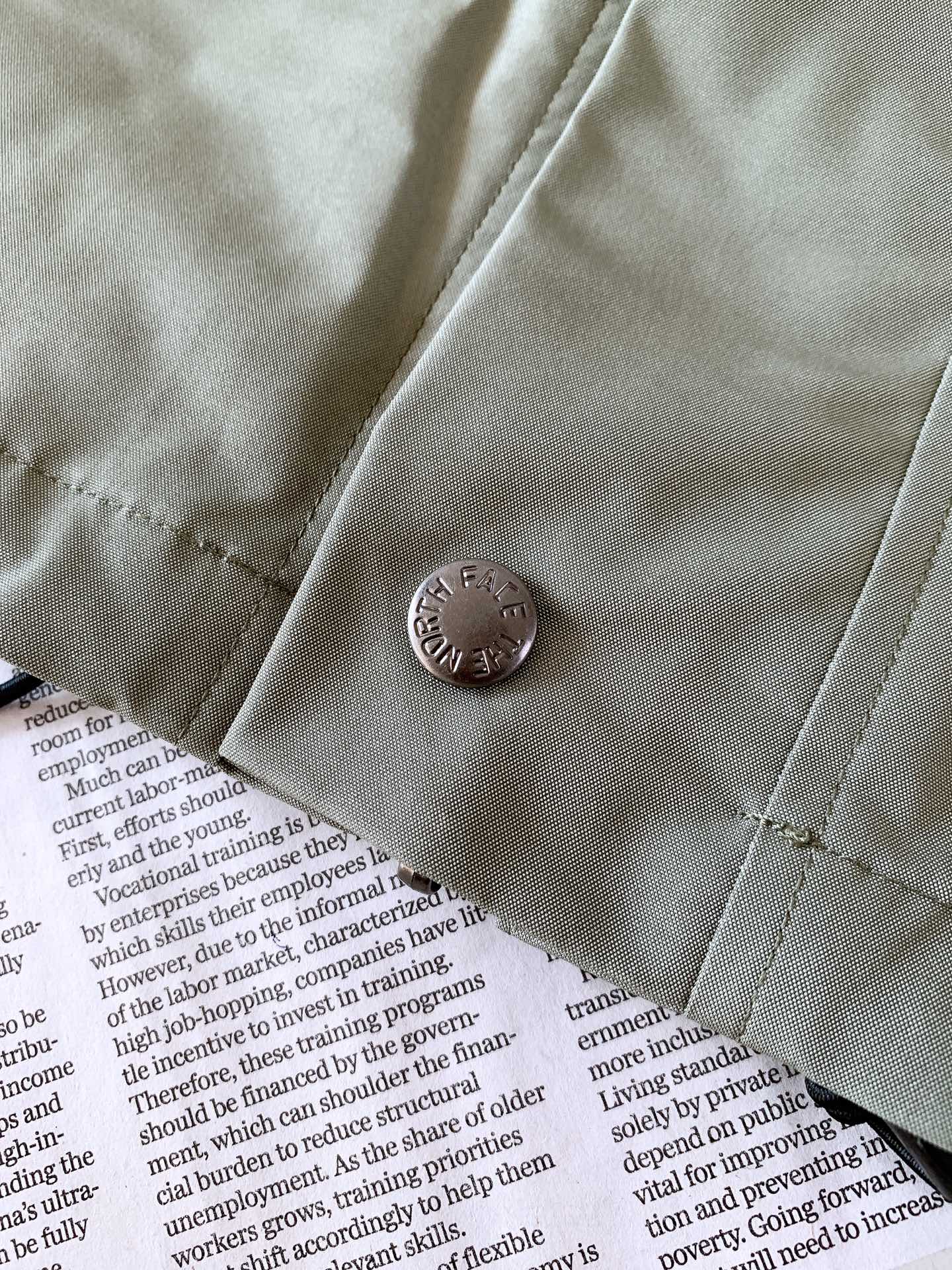 The North Face®北面 1990冲锋衣🥼 采用GORE‑TEX专业户外面料,具备硬核防水、防风、透气性能,面 The North Face®北面 1990冲锋衣🥼 采用GORE‑TEX专业户外面料,具备硬核防水、防风、透气性能,面