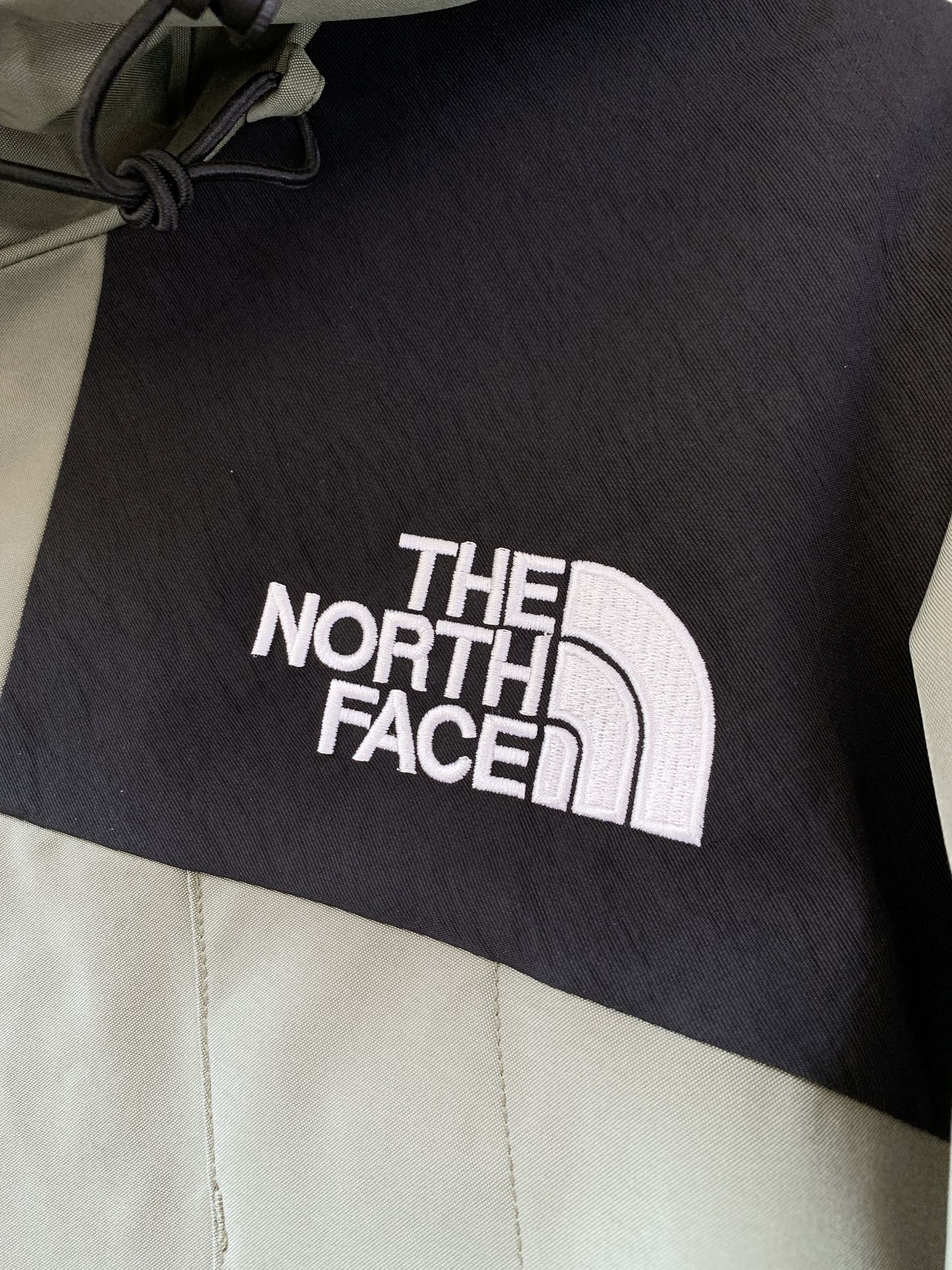 The North Face®北面 1990冲锋衣🥼 采用GORE‑TEX专业户外面料,具备硬核防水、防风、透气性能,面 The North Face®北面 1990冲锋衣🥼 采用GORE‑TEX专业户外面料,具备硬核防水、防风、透气性能,面