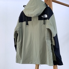 The North Face®北面 1990冲锋衣🥼 采用GORE‑TEX专业户外面料,具备硬核防水、防风、透气性能,面 The North Face®北面 1990冲锋衣🥼 采用GORE‑TEX专业户外面料,具备硬核防水、防风、透气性能,面