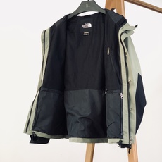 The North Face®北面 1990冲锋衣🥼 采用GORE‑TEX专业户外面料,具备硬核防水、防风、透气性能,面 The North Face®北面 1990冲锋衣🥼 采用GORE‑TEX专业户外面料,具备硬核防水、防风、透气性能,面