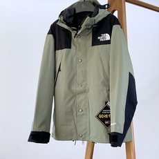 The North Face®北面 1990冲锋衣🥼 采用GORE‑TEX专业户外面料,具备硬核防水、防风、透气性能,面 The North Face®北面 1990冲锋衣🥼 采用GORE‑TEX专业户外面料,具备硬核防水、防风、透气性能,面