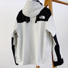 The North Face®北面 1990冲锋衣🥼 采用GORE‑TEX专业户外面料,具备硬核防水、防风、透气性能,面 The North Face®北面 1990冲锋衣🥼 采用GORE‑TEX专业户外面料,具备硬核防水、防风、透气性能,面