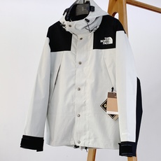 The North Face®北面 1990冲锋衣🥼 采用GORE‑TEX专业户外面料,具备硬核防水、防风、透气性能,面 The North Face®北面 1990冲锋衣🥼 采用GORE‑TEX专业户外面料,具备硬核防水、防风、透气性能,面