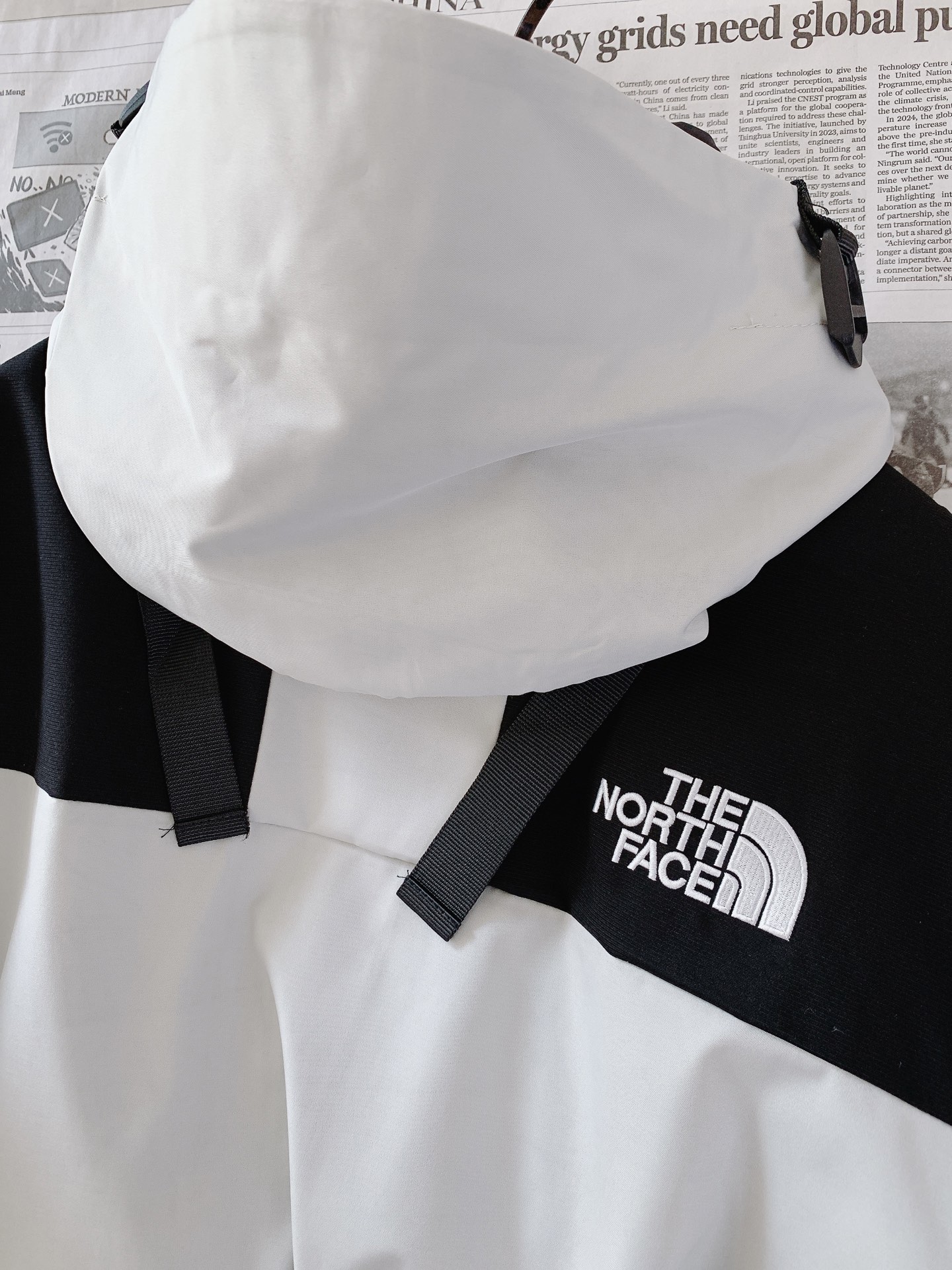 The North Face®北面 1990冲锋衣🥼 采用GORE‑TEX专业户外面料,具备硬核防水、防风、透气性能,面 The North Face®北面 1990冲锋衣🥼 采用GORE‑TEX专业户外面料,具备硬核防水、防风、透气性能,面