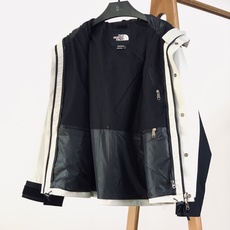 The North Face®北面 1990冲锋衣🥼 采用GORE‑TEX专业户外面料,具备硬核防水、防风、透气性能,面 The North Face®北面 1990冲锋衣🥼 采用GORE‑TEX专业户外面料,具备硬核防水、防风、透气性能,面