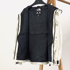 The North Face®北面 ✖️ Kaws联名冲锋衣🥼 采用品牌Dryvent功能性户外面料,高密度织物,具备防 The North Face®北面 ✖️ Kaws联名冲锋衣🥼 采用品牌Dryvent功能性户外面料,高密度织物,具备防