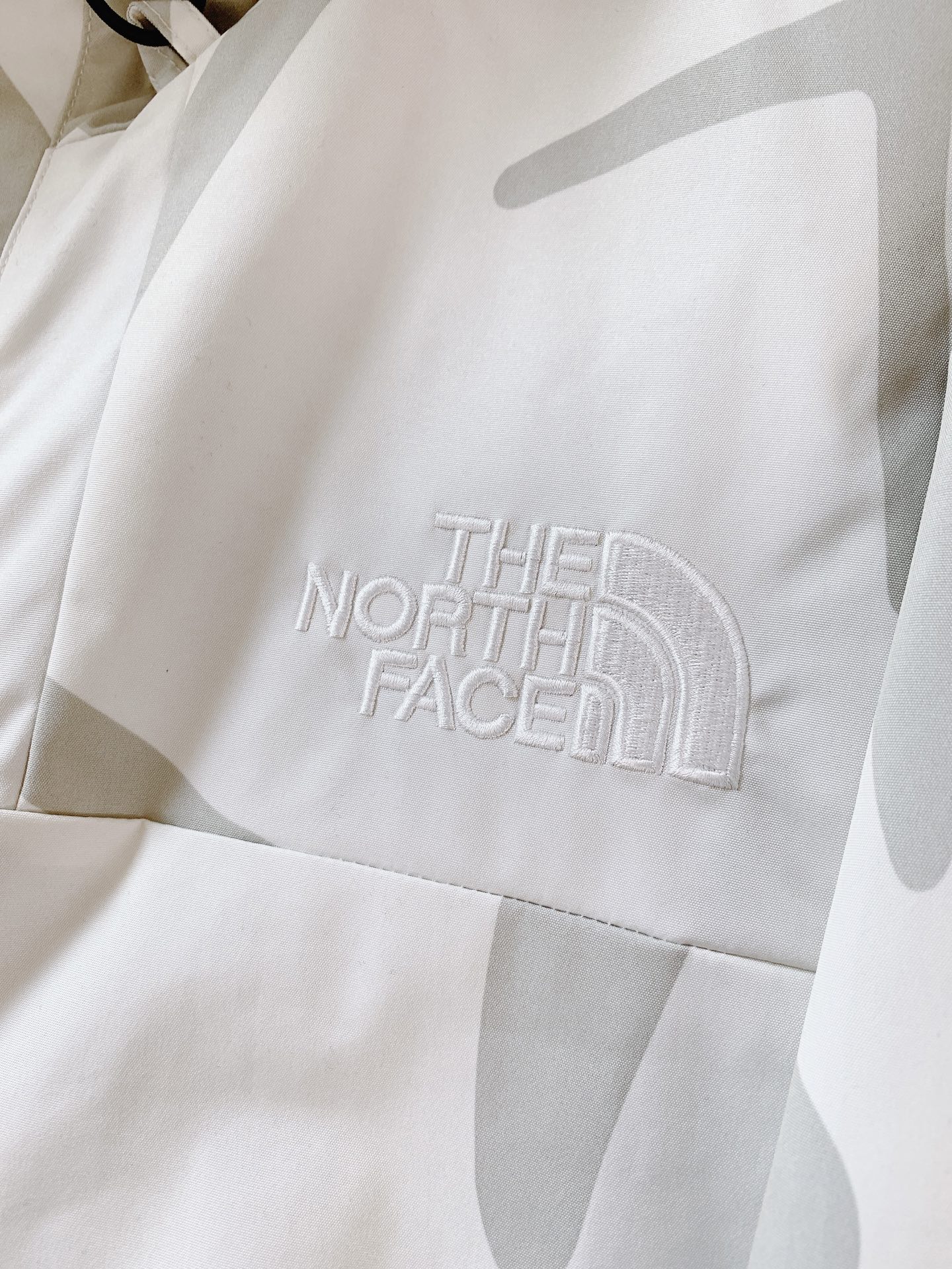 The North Face®北面 ✖️ Kaws联名冲锋衣🥼 采用品牌Dryvent功能性户外面料,高密度织物,具备防 The North Face®北面 ✖️ Kaws联名冲锋衣🥼 采用品牌Dryvent功能性户外面料,高密度织物,具备防