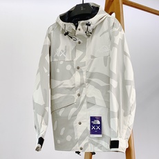The North Face®北面 ✖️ Kaws联名冲锋衣🥼 采用品牌Dryvent功能性户外面料,高密度织物,具备防 The North Face®北面 ✖️ Kaws联名冲锋衣🥼 采用品牌Dryvent功能性户外面料,高密度织物,具备防