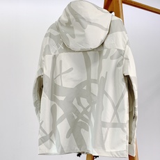 The North Face®北面 ✖️ Kaws联名冲锋衣🥼 采用品牌Dryvent功能性户外面料,高密度织物,具备防 The North Face®北面 ✖️ Kaws联名冲锋衣🥼 采用品牌Dryvent功能性户外面料,高密度织物,具备防